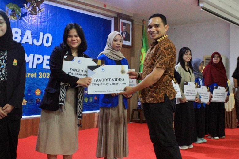 Sara Situmorang menerima pengharagaan best video essay presentation dalam Elbajo Essay Competition. (Istimewa)